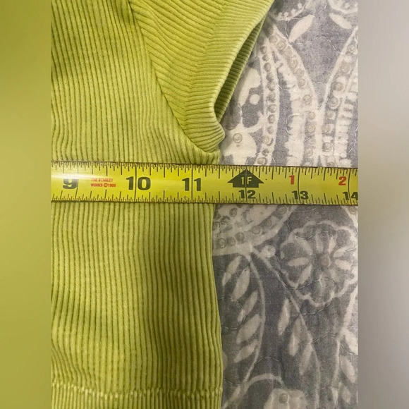 Seamless Aerie Ribbed V-Neck Cropped T-shirt Bright Lime Small Gold Ring Accent - Picture 7 of 7